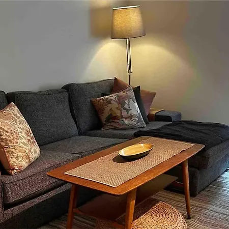 Balcony - Bright 2br ברגן