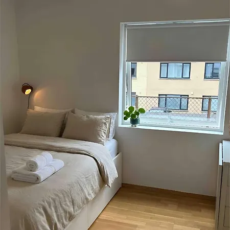 Balcony - Bright 2br ברגן